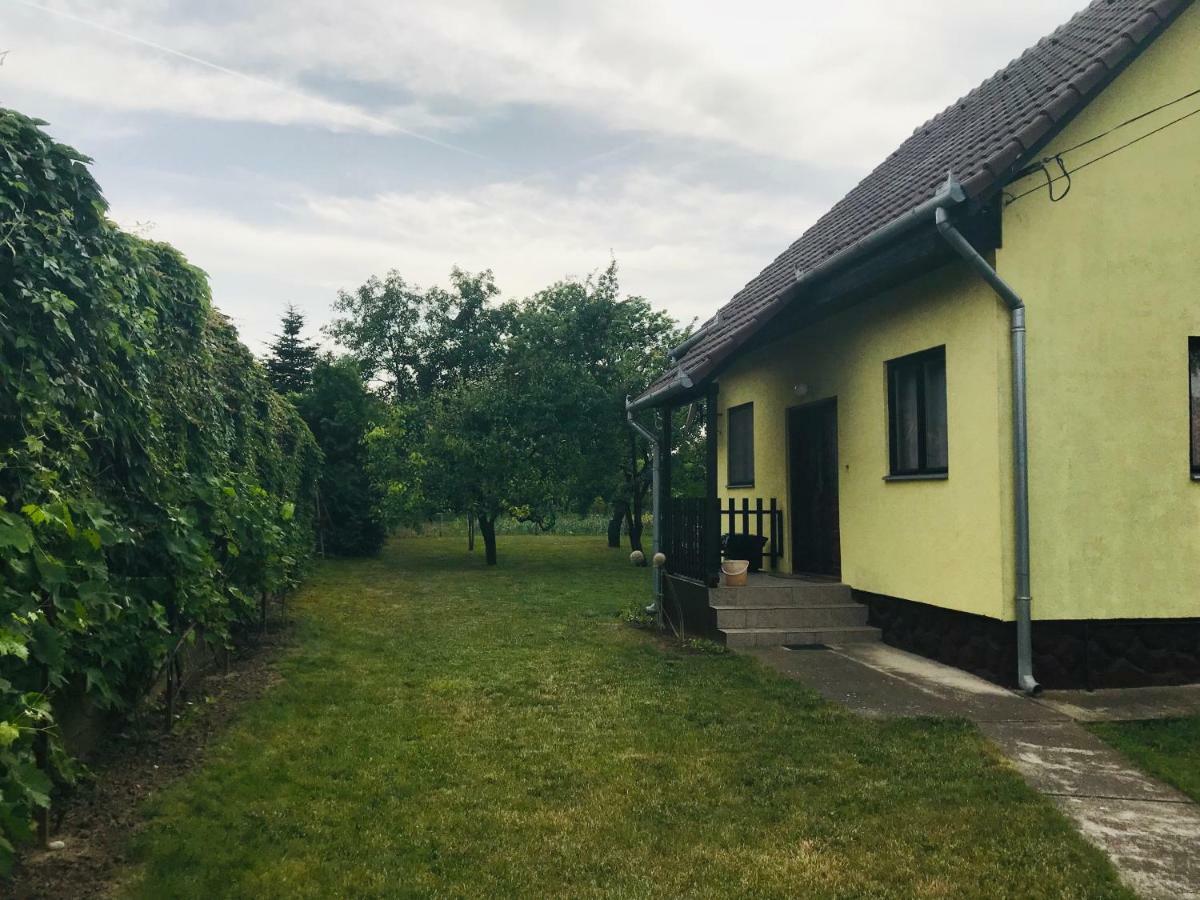 Lellei Pihenohaz Balatonlelle Villa Exterior foto